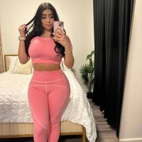 Sono una donna affascinante, allegra, intelligente, sensuale, dolce e giocosa. 