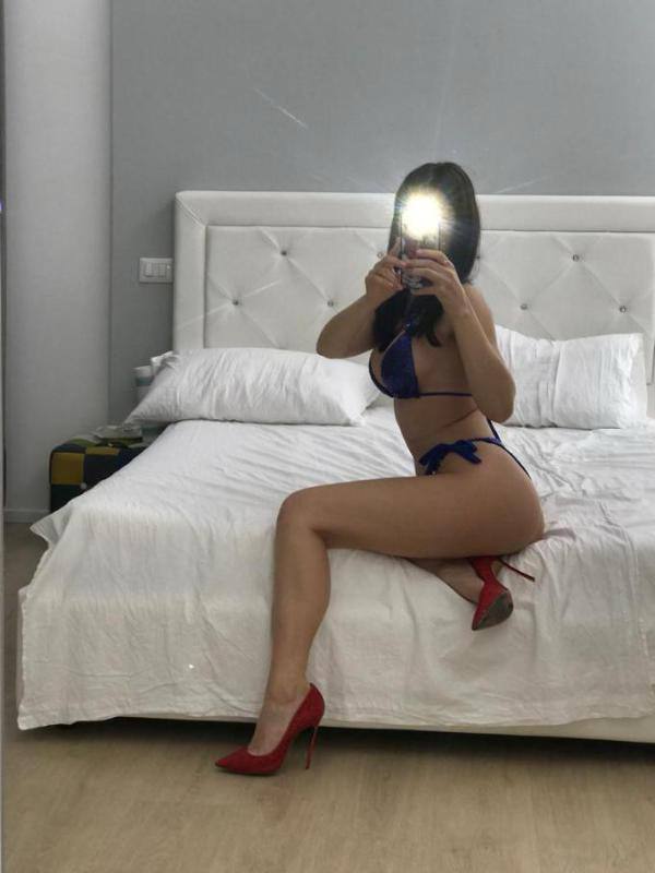 SCAURI-NEW NEW NEW- LAURA-BAMBOLINA TI SFIDO A SCOPRIRE OGNI LATO DI ME E GODERE DELLA MIA BELLISSIMA PRESENZA A 360 GRADI,FINO A SCOPPIAR