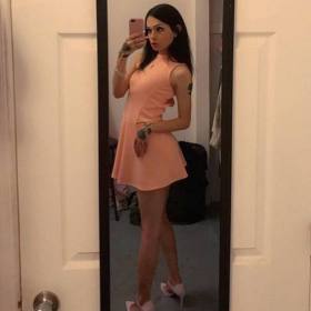 Una ragazza carina con un pene sta cercando esattamente te